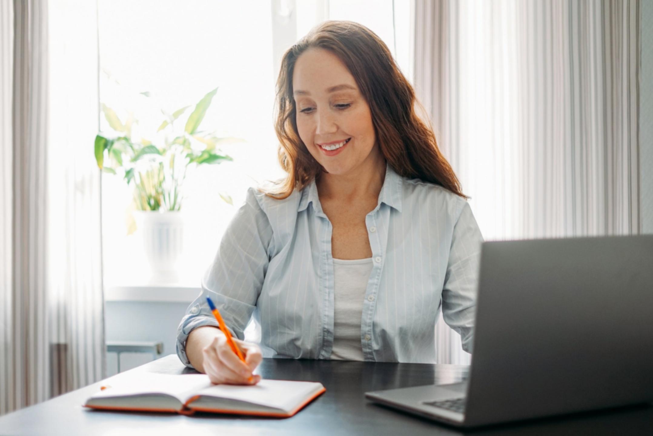 Aula virtuale con studenti che seguono una lezione online sul budget familiare