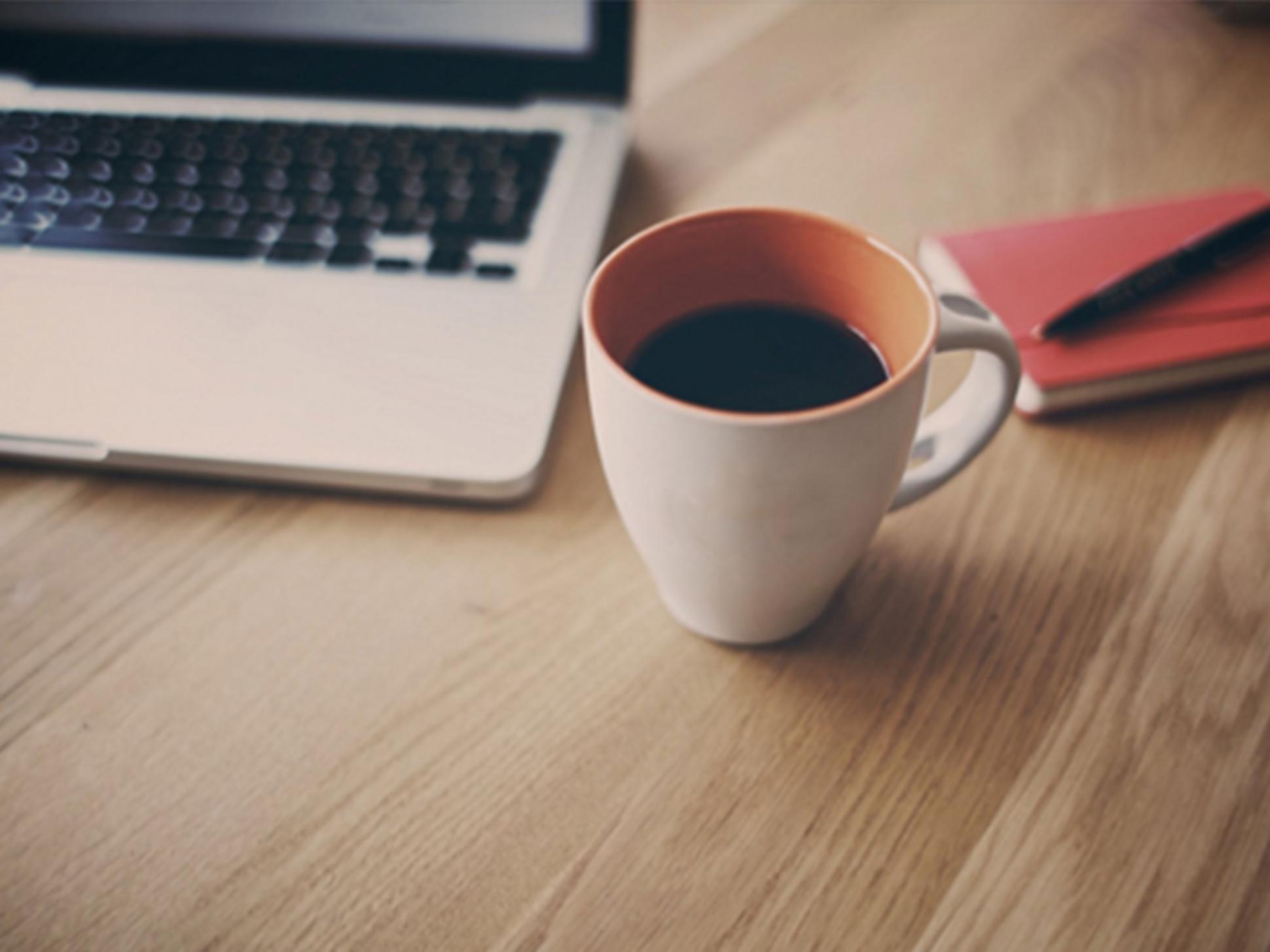 Studenti che apprendono le basi del budget in un ambiente moderno