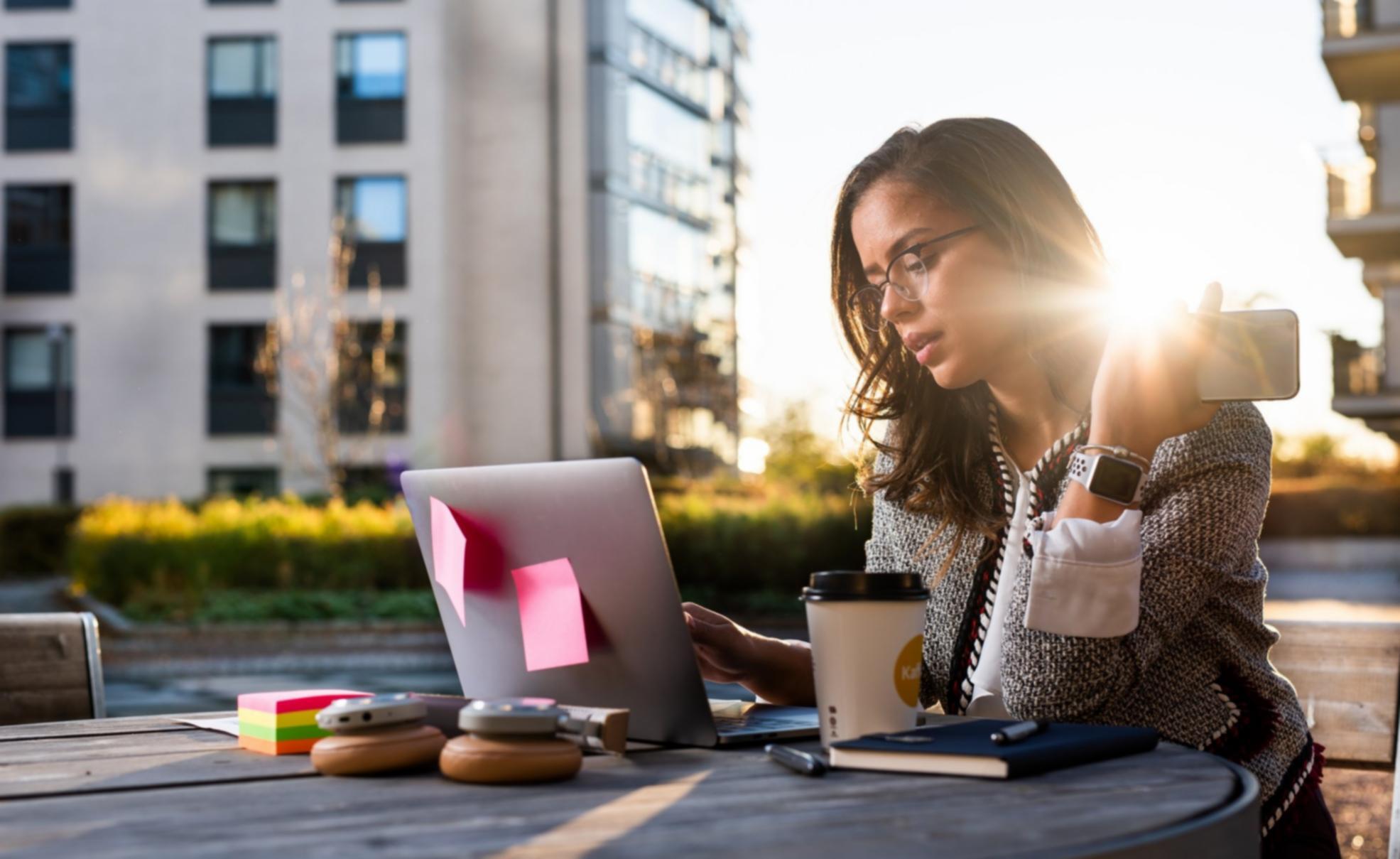 Studenti che lavorano con materiali di pianificazione finanziaria durante una sessione di apprendimento pratico